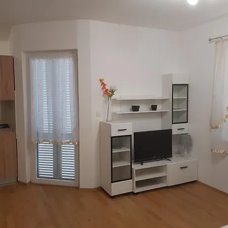 Apartman With Parking Space - 16998 *